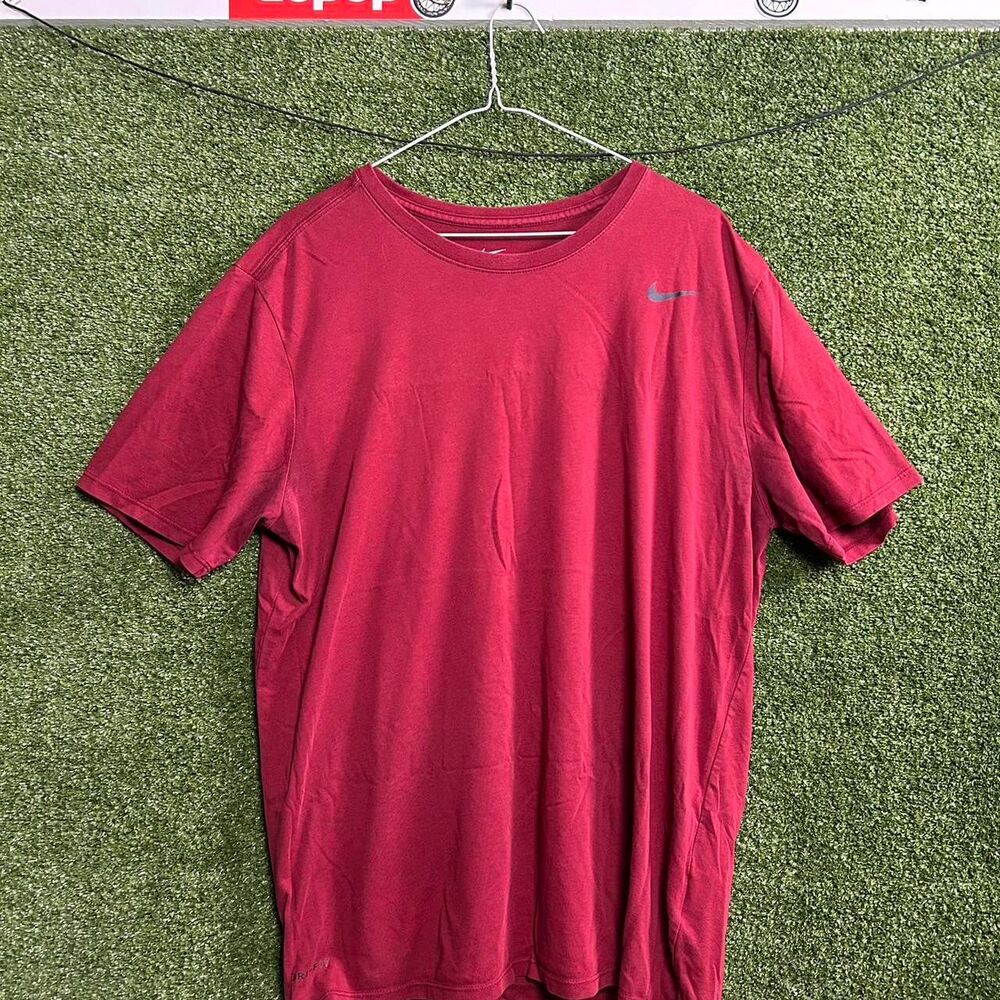 Nike Men's Red and Burgundy T-shirt
